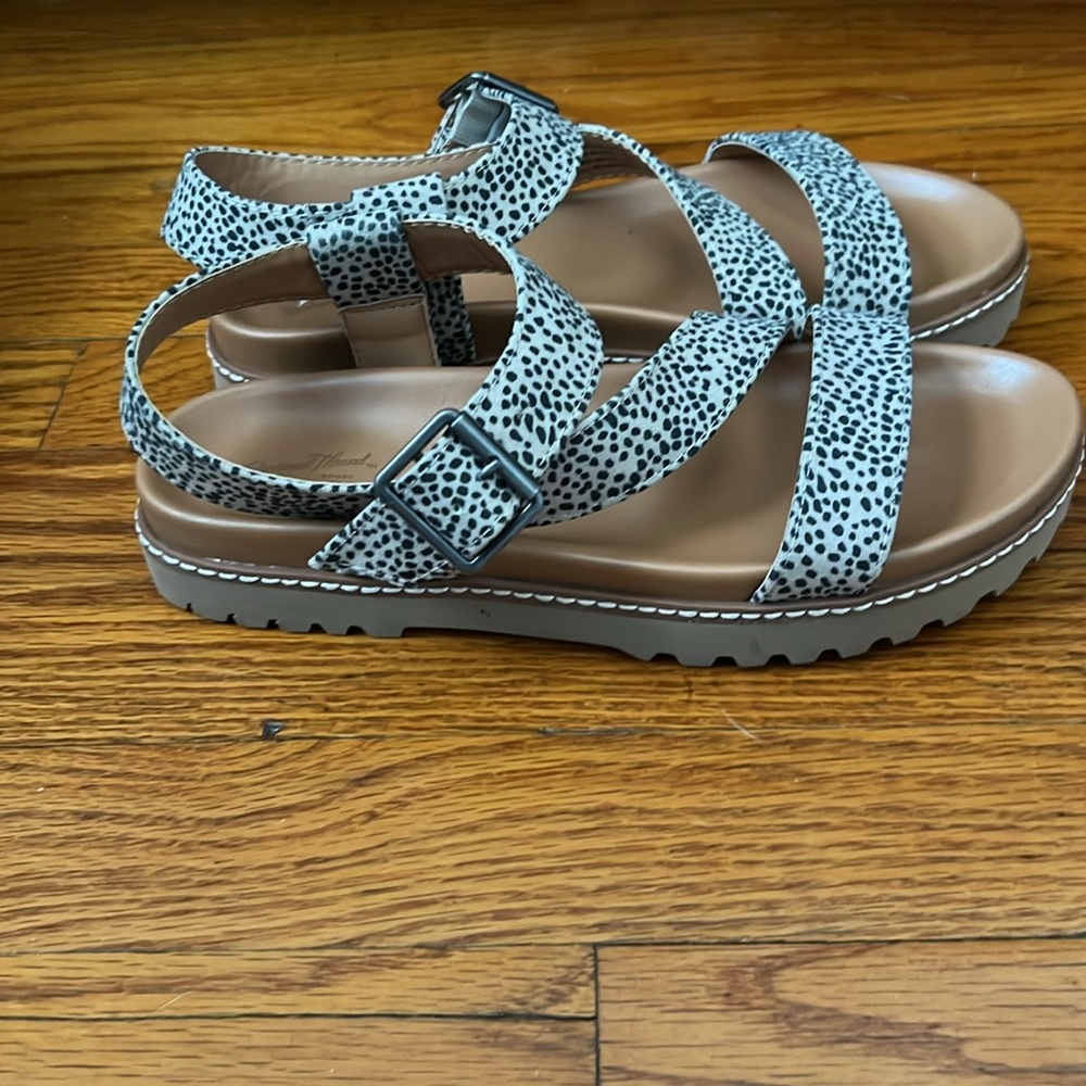 Universal Thread Sandals - Picture 2 of 2